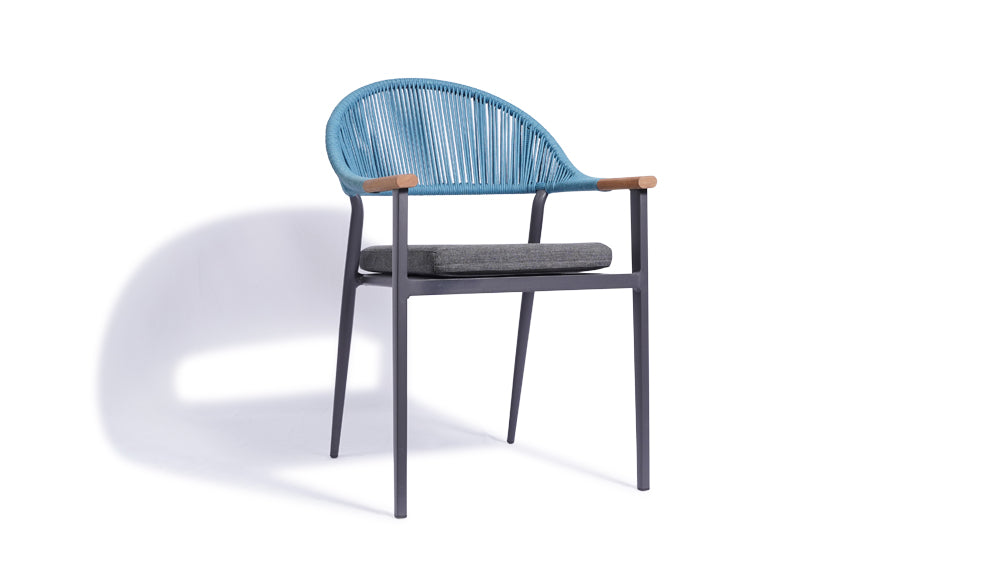 軽量なアルミ製屋外用椅子 URSAダイニングチェア ブルー | ガーデンファニチャーNUPLACE